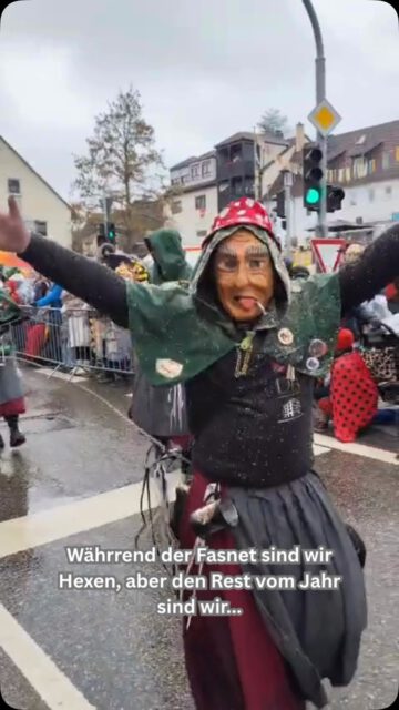 👹🔥 Während der Fasnet sind wir Hexen – aber unter’m Jahr sind wir…

…ganz schön vielseitig! 😜

Wenn die Fasnet ruft, heißt es Häs an, Maske auf und ab geht’s! 🎭🔥
Unter’m Jahr gehen wir ganz unterschiedlichen Berufen nach – welche, seht ihr in unserem Reel. 😉

Egal ob im Häs oder im Arbeitsoutfit: Wir bleiben immer Spindel Fetza! ❤️👹

#SpindelFetza #Fasnet #Fasnacht #Hexen #Narren Fasnetsliebe