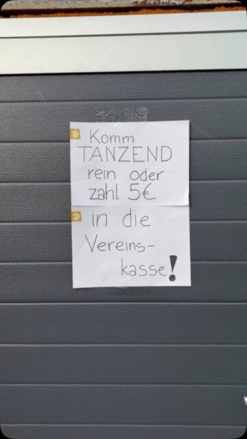 💃komm tanzen rein! 🕺
Oder eben 5 € in die Vereinskasse. 😏💸

Bei unserer Probe hieß es: Wer reinkommt, muss sich entscheiden… Tanzen oder zahlen! 😂

Und sagen wir mal so: Die Entscheidungen waren seeehr unterschiedlich. 👀

Sei wie Dominic und sei auch dabei 😝
Komm einfach freitags um 18 Uhr bei unserer Probe vorbei oder schreib uns ganz unkompliziert eine DM. 🫶🏼
Wir freuen uns auf dich! 💃🕺

#SpindelFetza #Fasnet #Probe #TanzenOderZahlen #Vereinsleben Fasnet2026 Reel